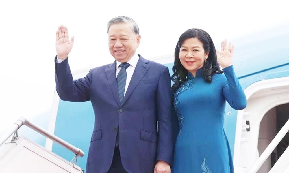 Party chief begins official visit to Singapore